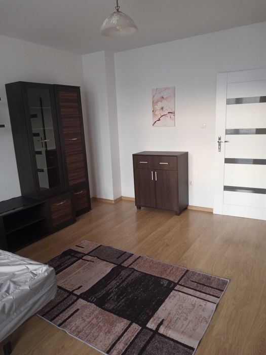 Duży pokój z balkonem do wynajęcia dla dziewczyny.