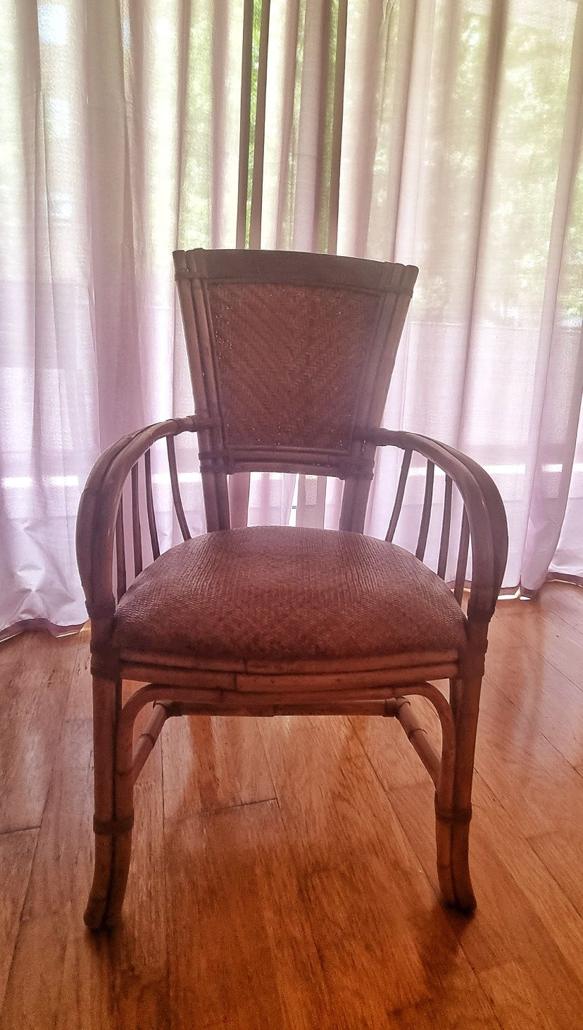 Cadeiras e base da mesa sala jantar