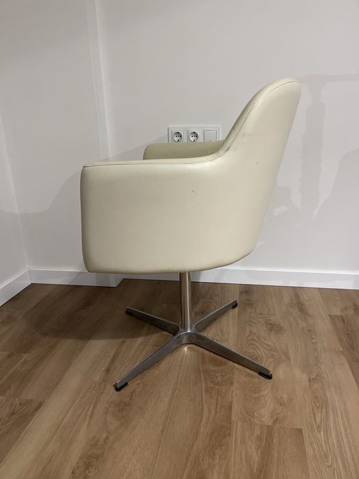 Крісло з екошкіри