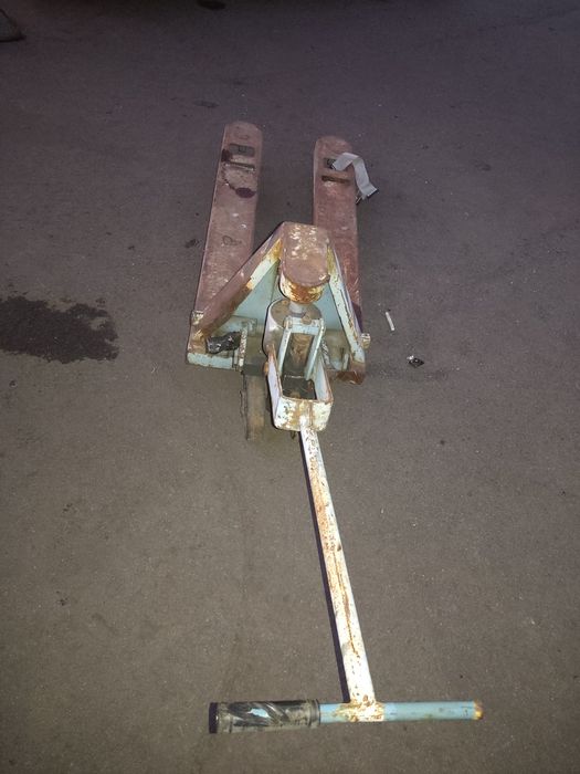 Paleciak ręczny do podnoszenia palet