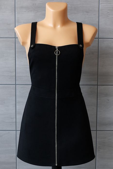 Czarna sukienka ogrodniczka z zamkiem • zamszowy materiał • rozmiar S
