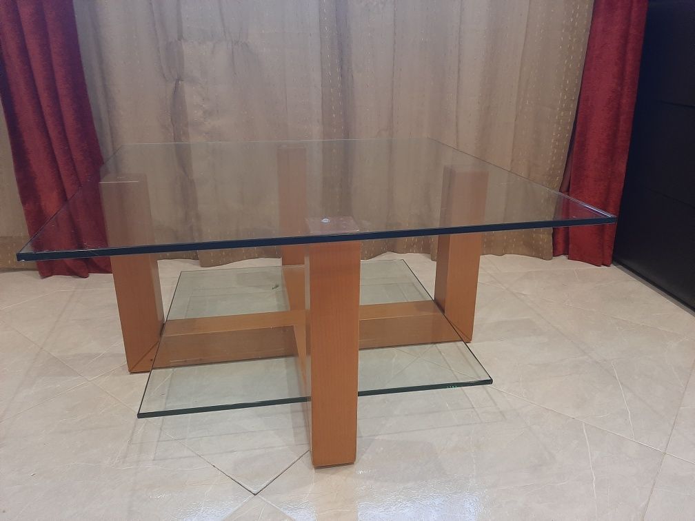 Mesa de sala em madeira e vidro