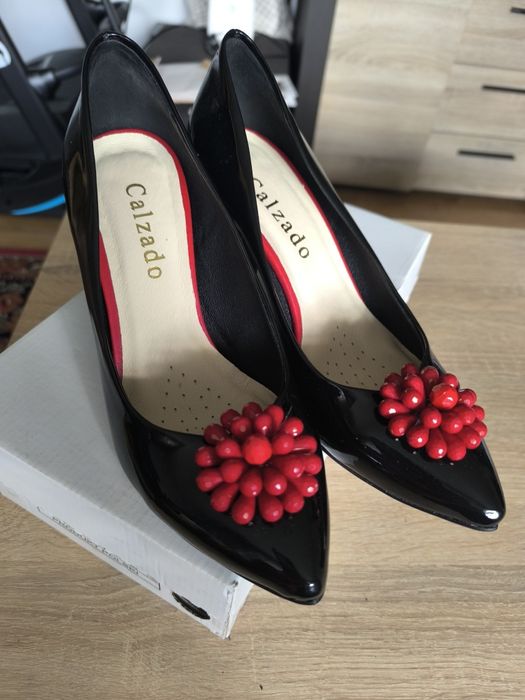 Nowe lakierki z czerwoną ozdobą-kwiatem