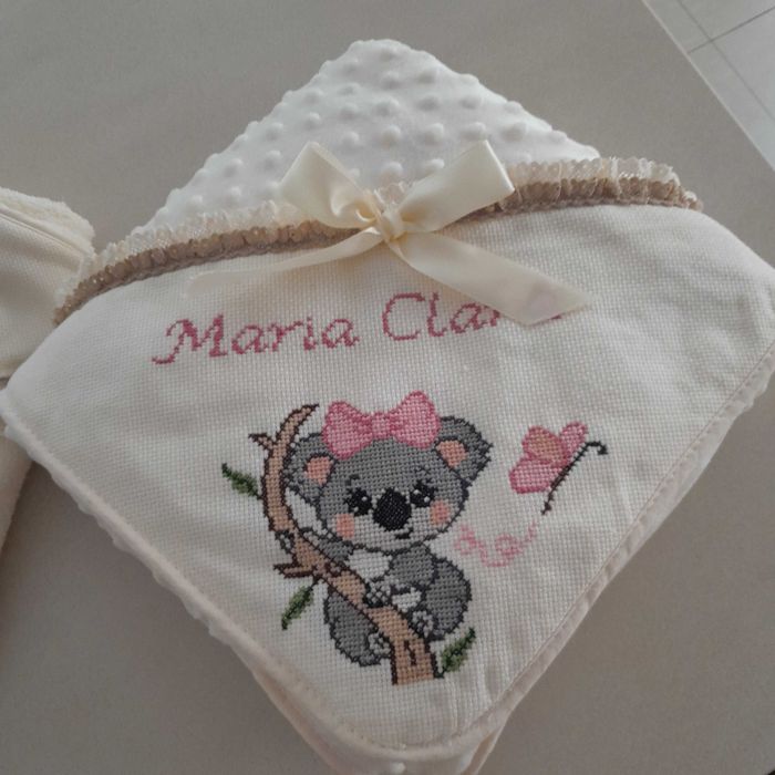 pecas bordadas a mão em ponto cruz para recém nascido