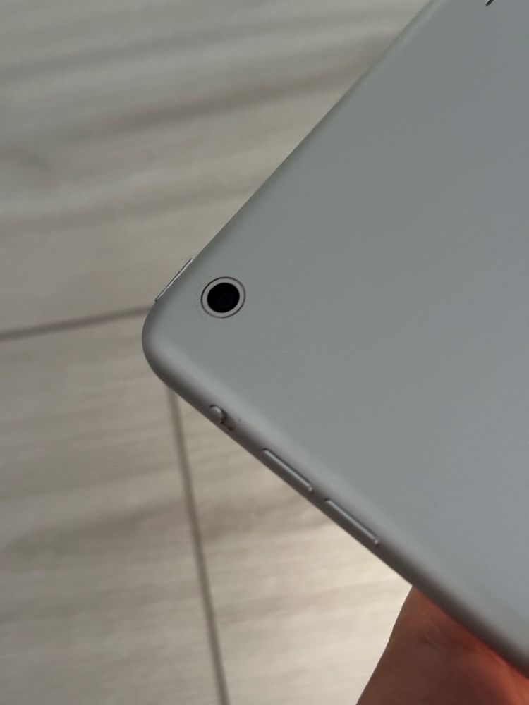 Apple iPad Air 16GB Wi-Fi Silver