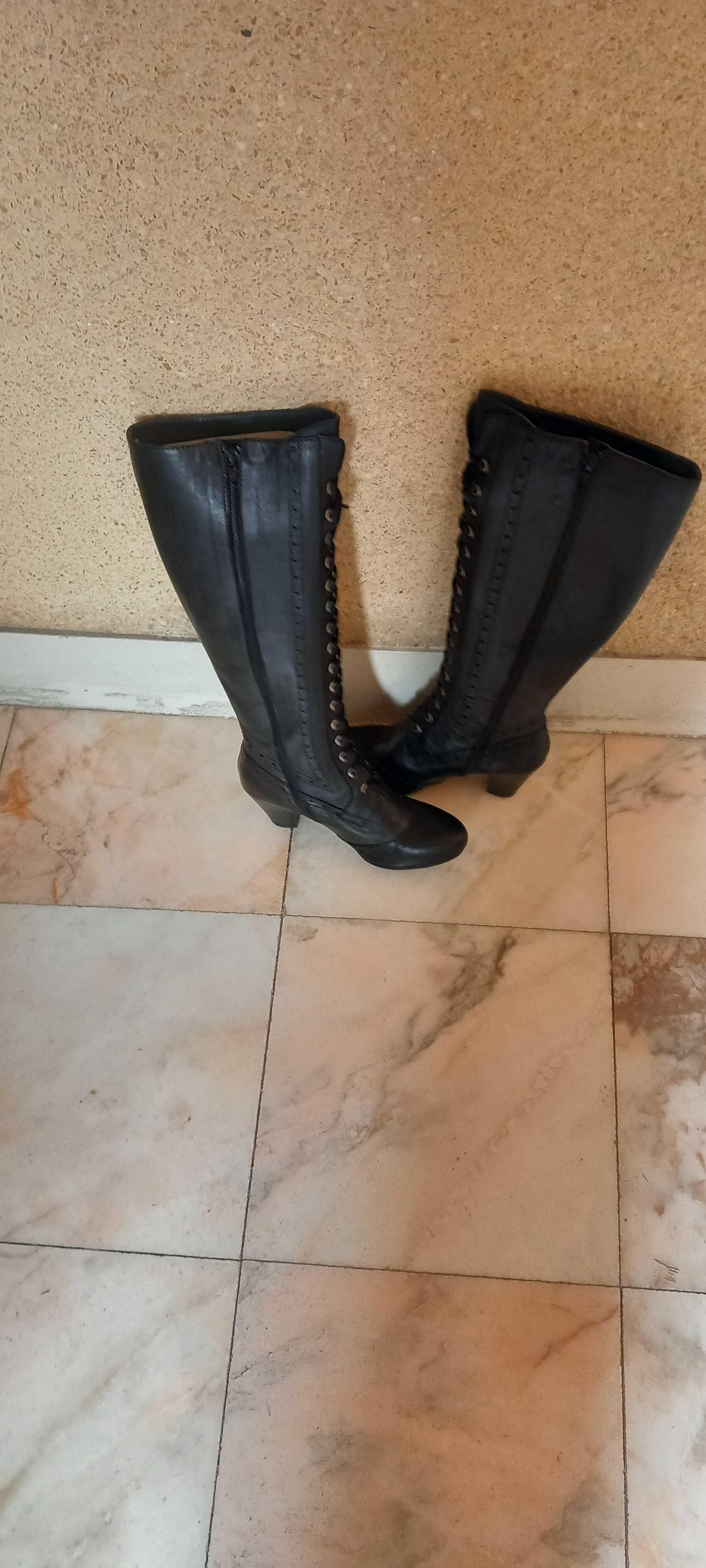 Botas de Cano Alto em Cabedal - NOVAS