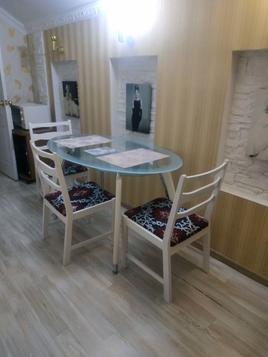 Стол стеклянный обеденный овальний