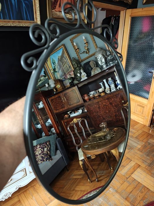 Lustro w metalowej oprawie