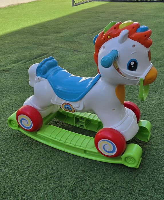 Cavalo baloiço e rodas Clementoni
