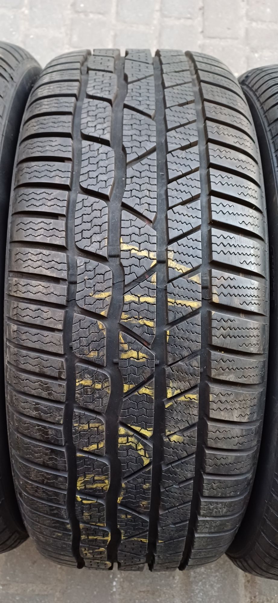 235/45R19 99V CONTINENTAL , komplet opon zimowych.