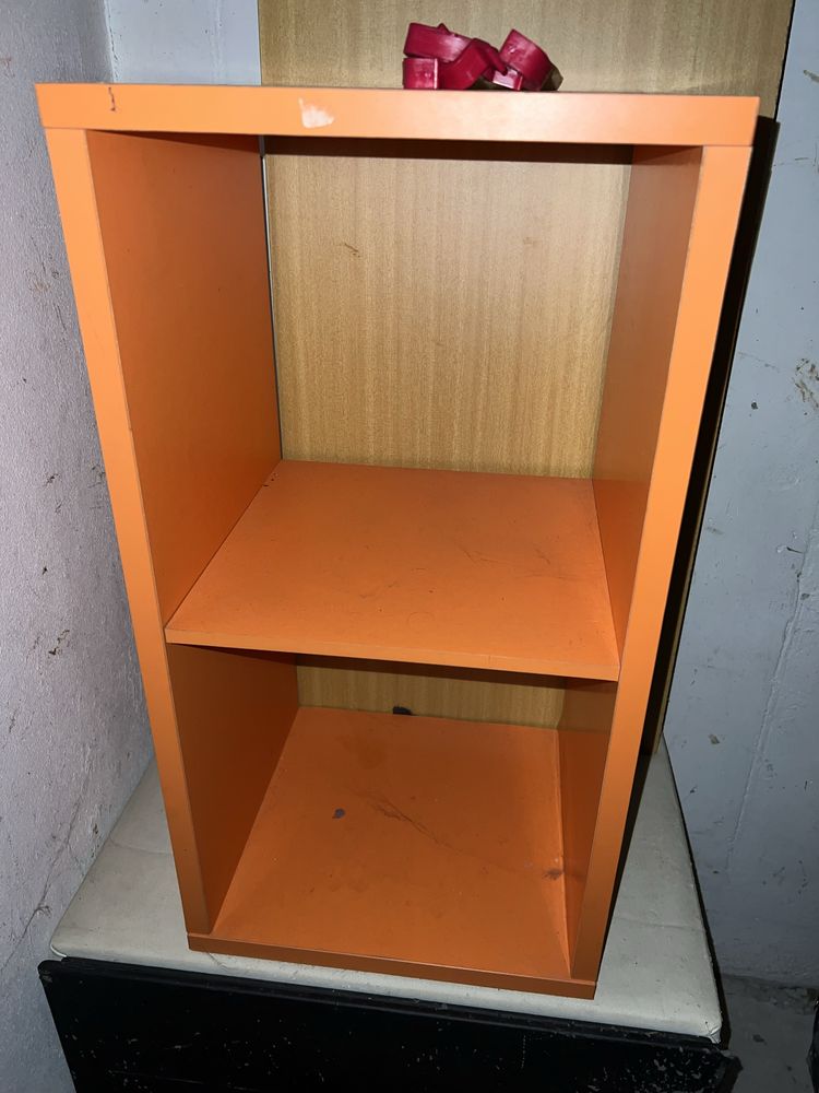Estante laranja do ikea