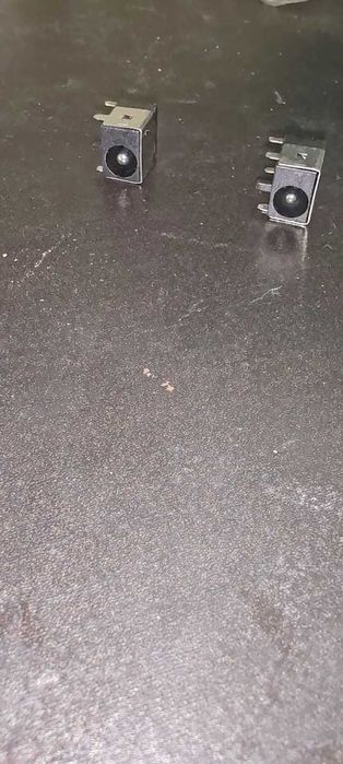 Dois conectores de carregador, novos.