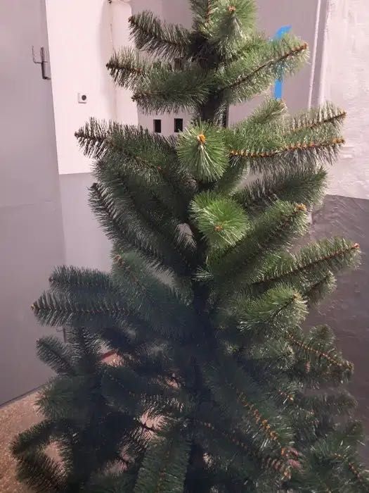 Искусственная елка в отличном состоянии