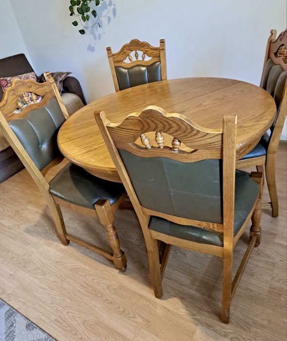 Dębowy zestaw stół z krzesłami