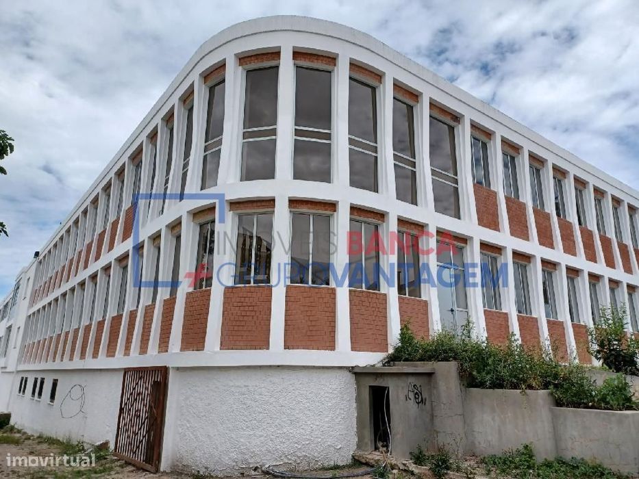 Armazém Industrial no centro de Mangualde
