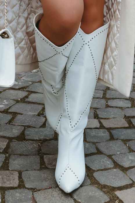 Білі високі козаки.