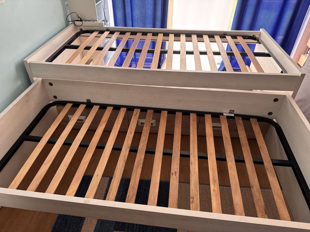 Cama de solteiro, dupla, com arrumaçao