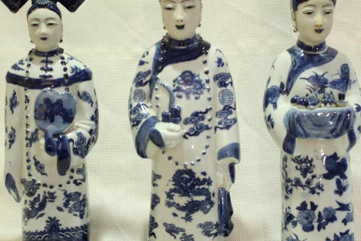 3 Dignatárias Escultura Porcelana Chinesa Dragões e Flores séc. XIX