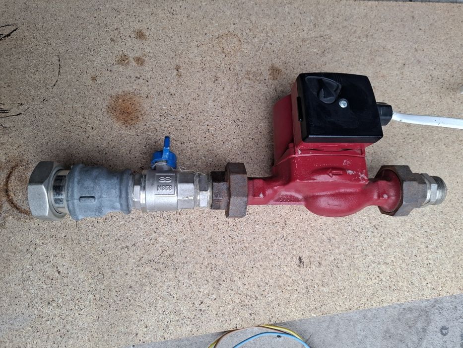 Циркуляційний насос с гайками.