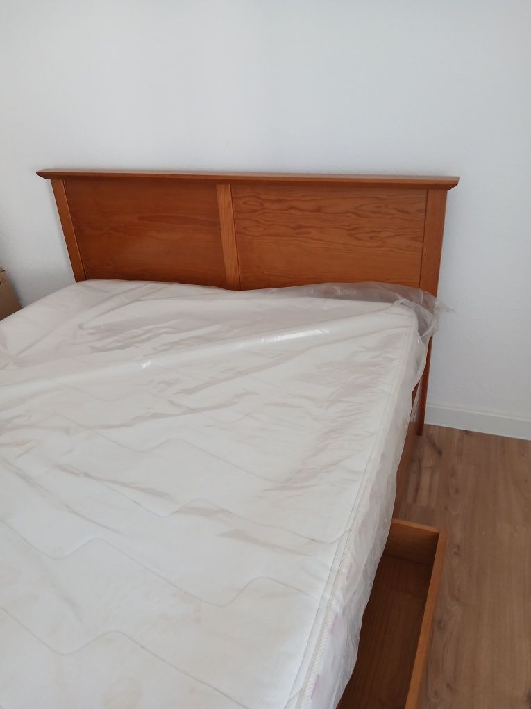 Cama casal com colchão, 6 gavetas embutidas