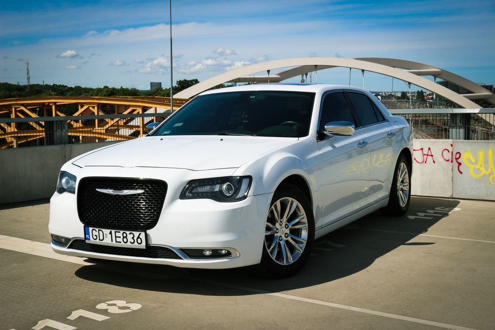 Auto do ślubu Biały Chrysler 300C Pomorskie