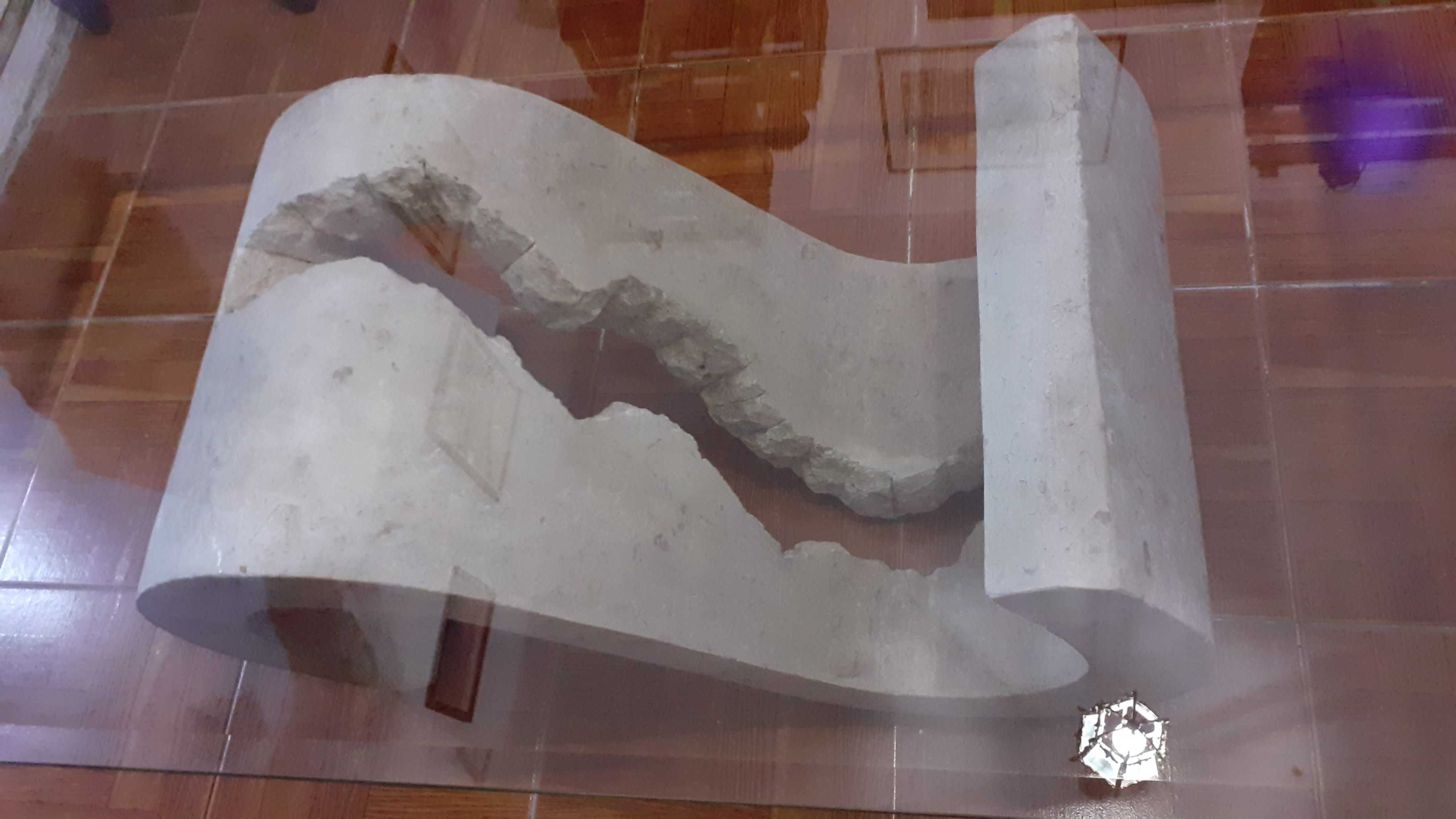 Mesa centro de sala em pedra e tampo de vidro