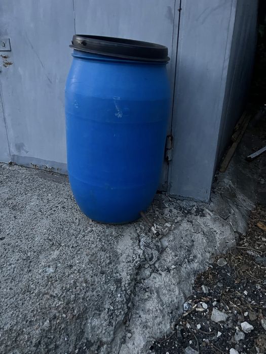 Пластиковая бочка 200 л.(пищевая) с краном.