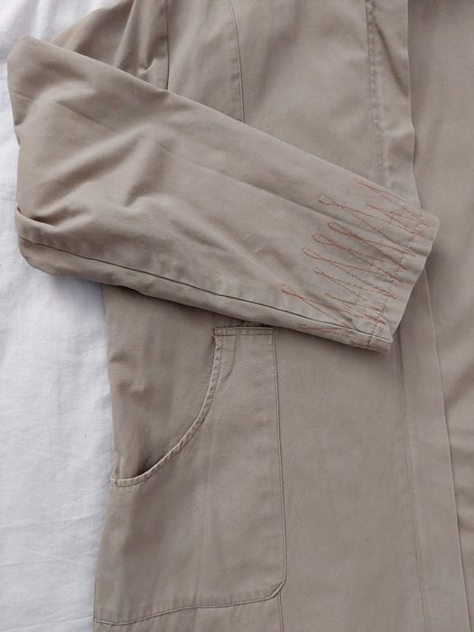 Khaki płaszcz z kapturem i wzorem na plecach jesienny wiosenny