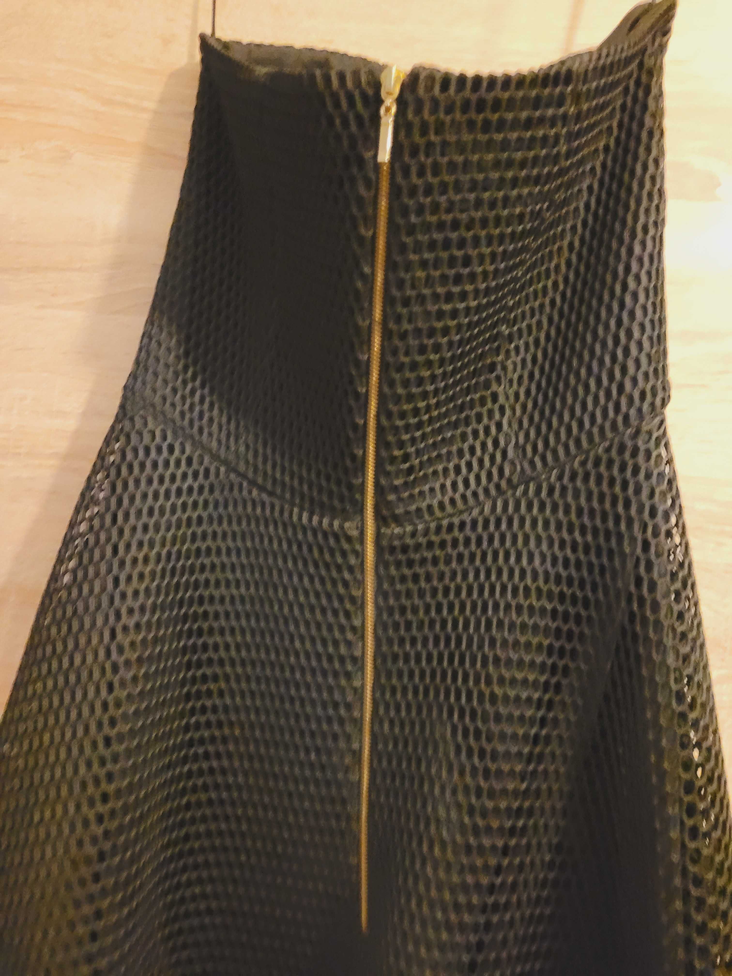 Piękna suknia ażurowa z ogonem Luxwear