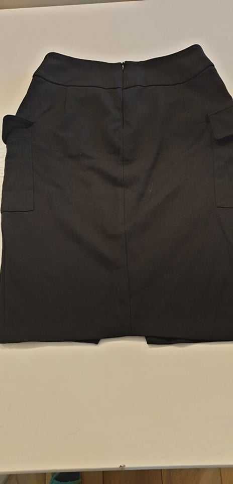 Spódnica reserved,  czarna z zakładką i kieszeniami roz.34