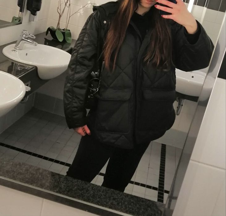 Продам стеганную куртку H&M! С капюшоном, очень легкая, с-л