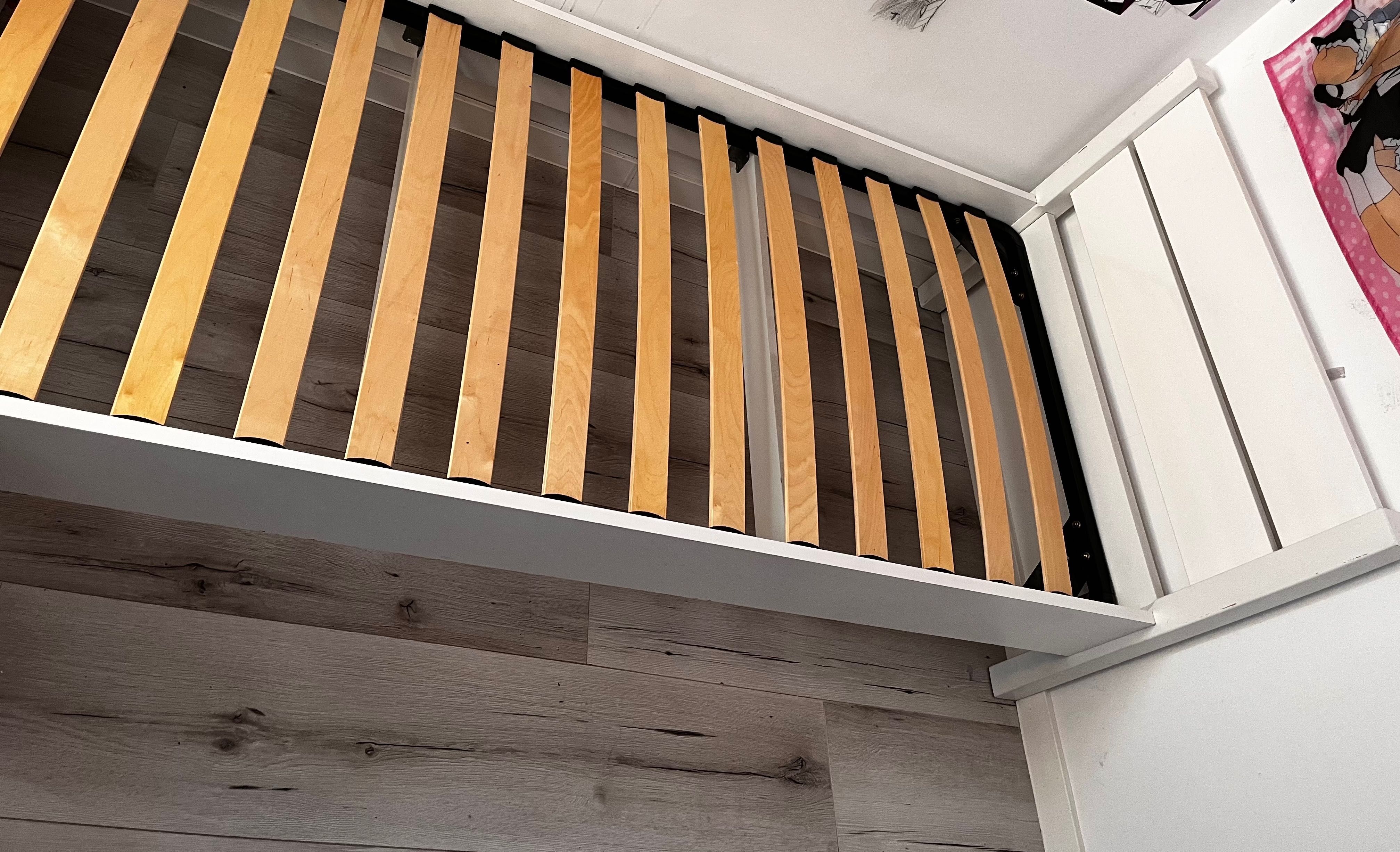 Sprzedam łóżko pod materac 90x200, białe, oparcie biały połysk