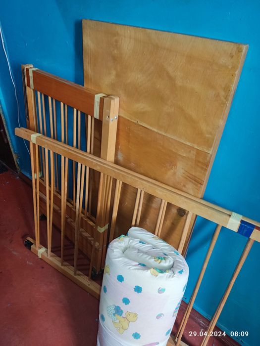 Дитяче дерев'яне ліжко