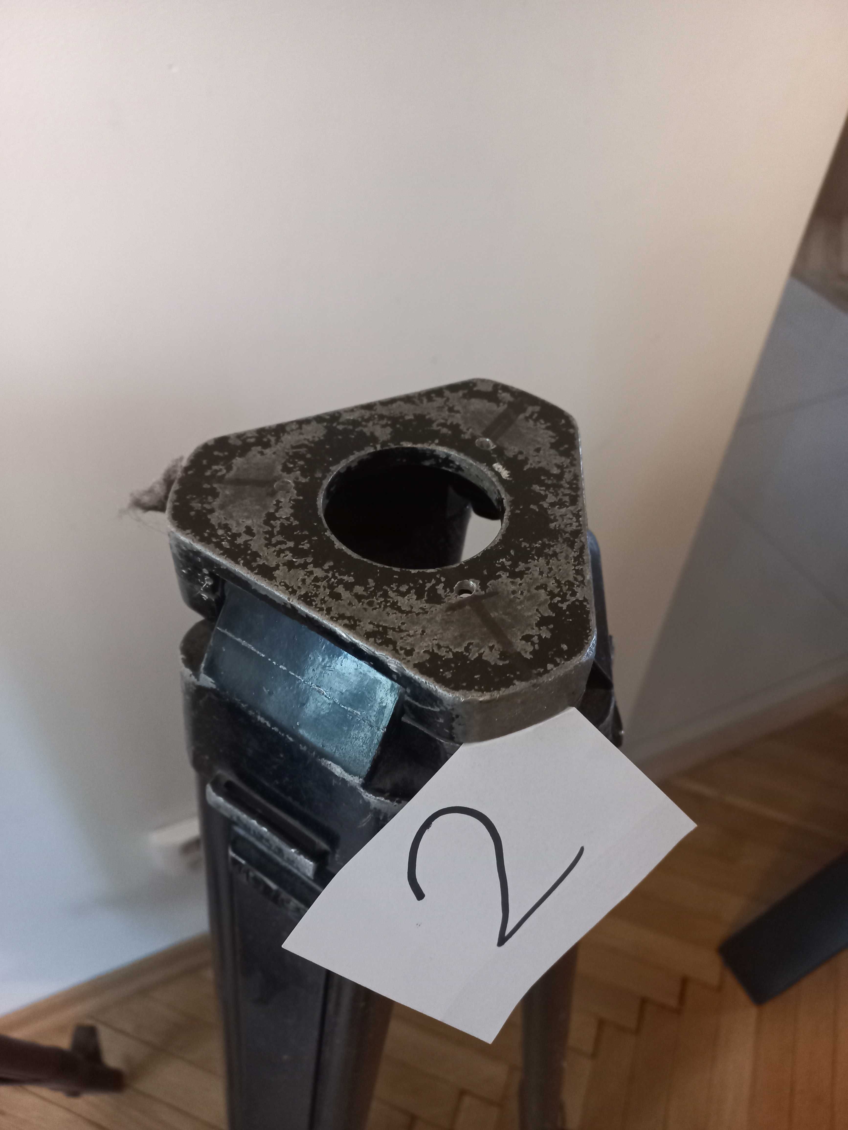 Statywy geodezyjne pod niwelator (dwa).