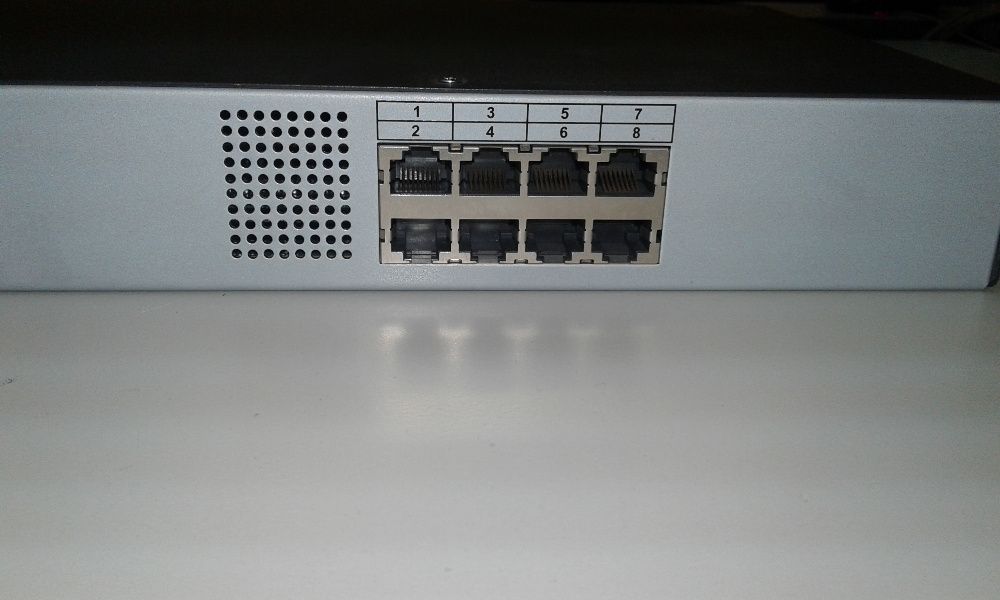 Коммутатор HP KVM Server Console Switch 8 ports 336044-B21 396630-001