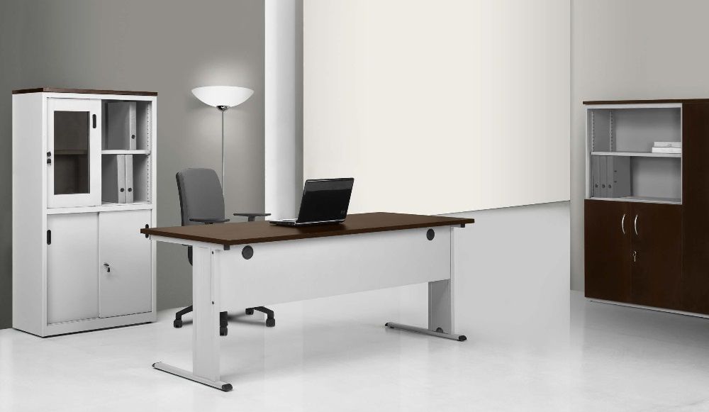 Secretaria estrutura com pes e painel com calha eletrica tampo madeira