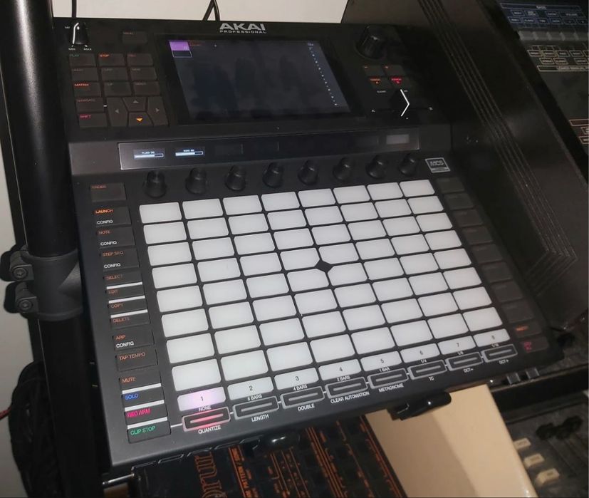AKAI Force: Sistema Autónomo de Produção Musical / Performance de DJ