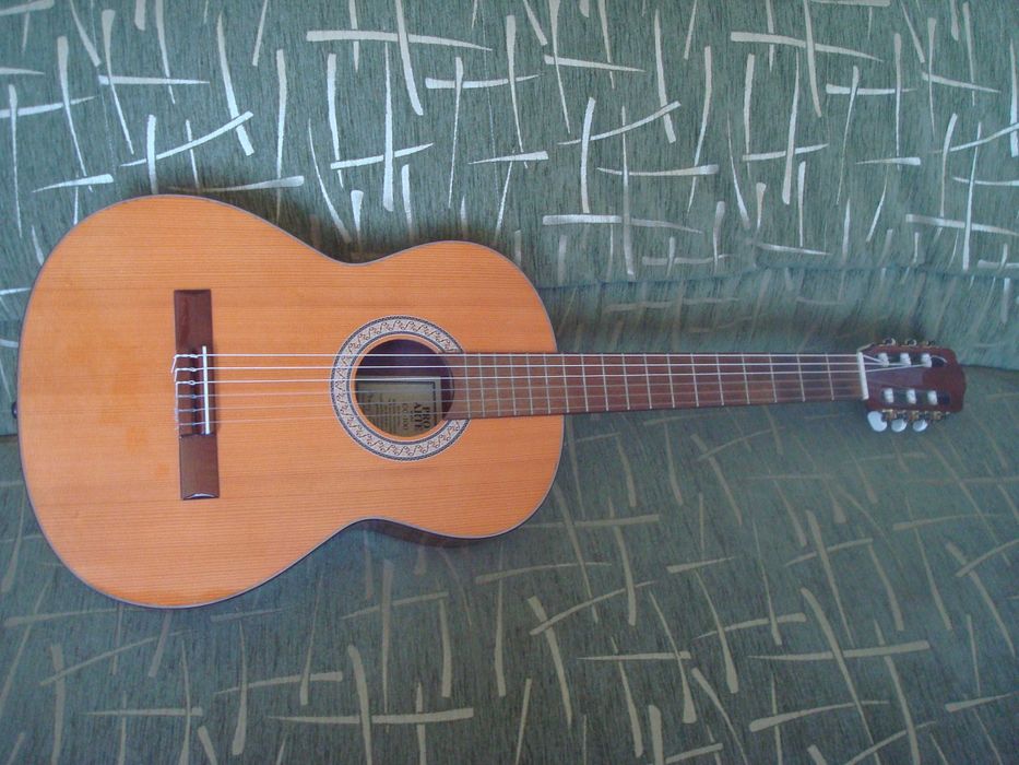 Продам детскую классическую гитару Admira