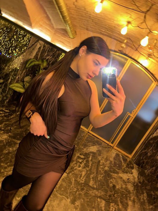 Коричнева атласна сукня с