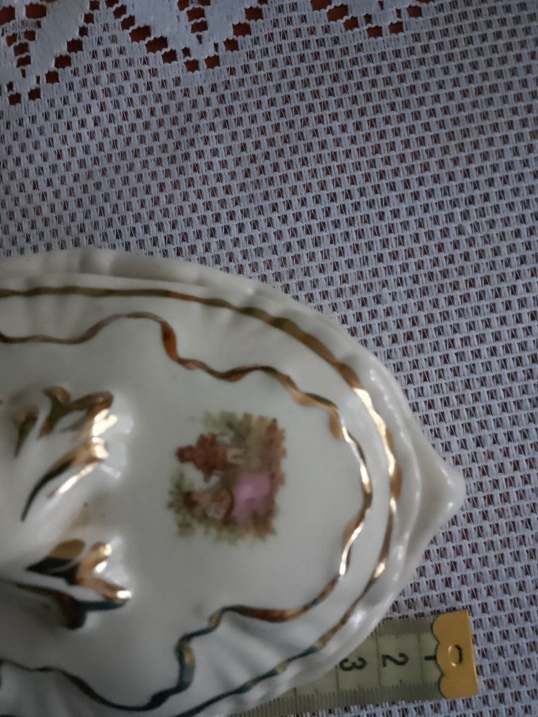 Śliczna bombonierka z porcelany.