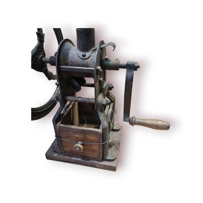 Moinho Manual Antigo em Ferro Fundido e Madeira – 60×42 cm