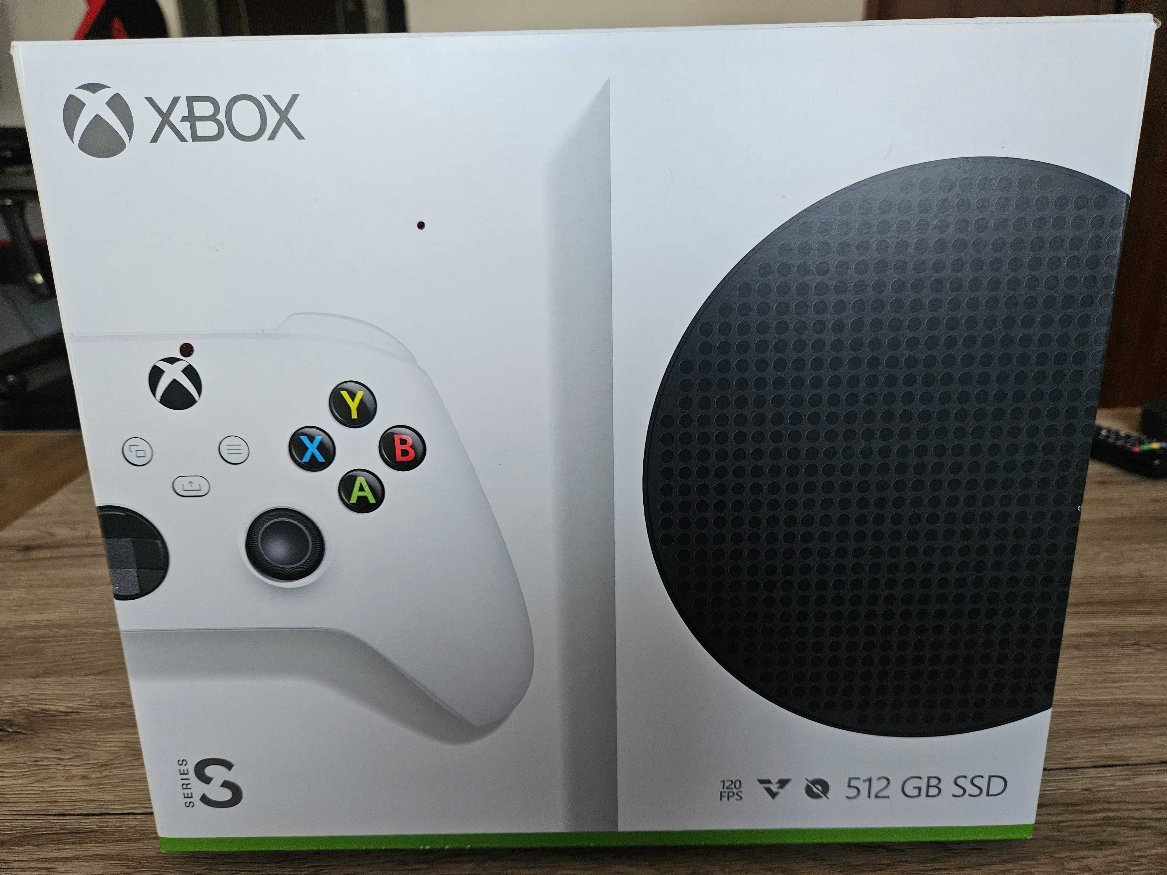 Xbox Series S, dwa pady, stacja ładująca