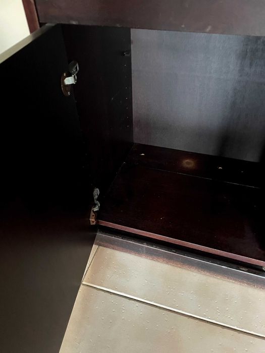 Estante clássica muito sóbria com bastante arrumação