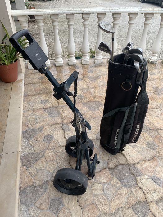 Carro de golf com tacos