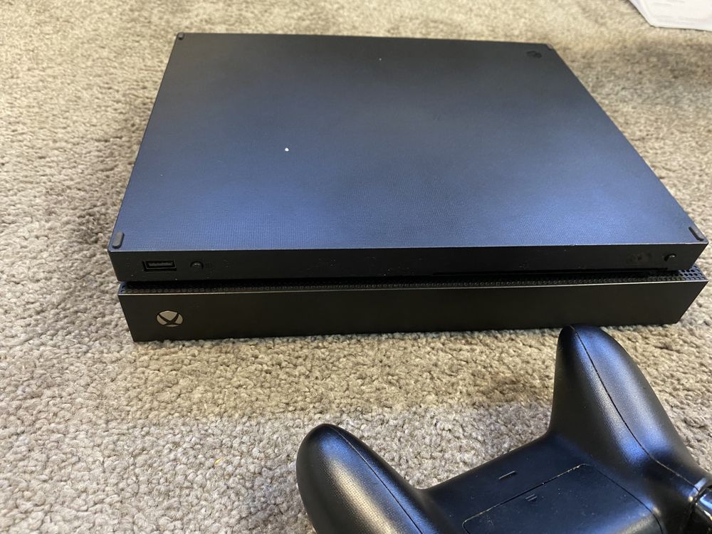 Ładny i zadbany xbox one x 1tb oryginalny pad