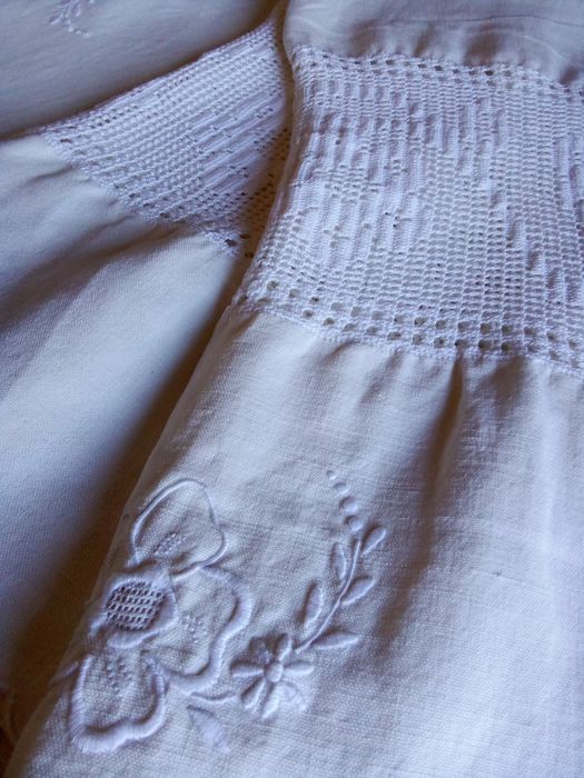 Toalha de Mesa em Linho e Crochê