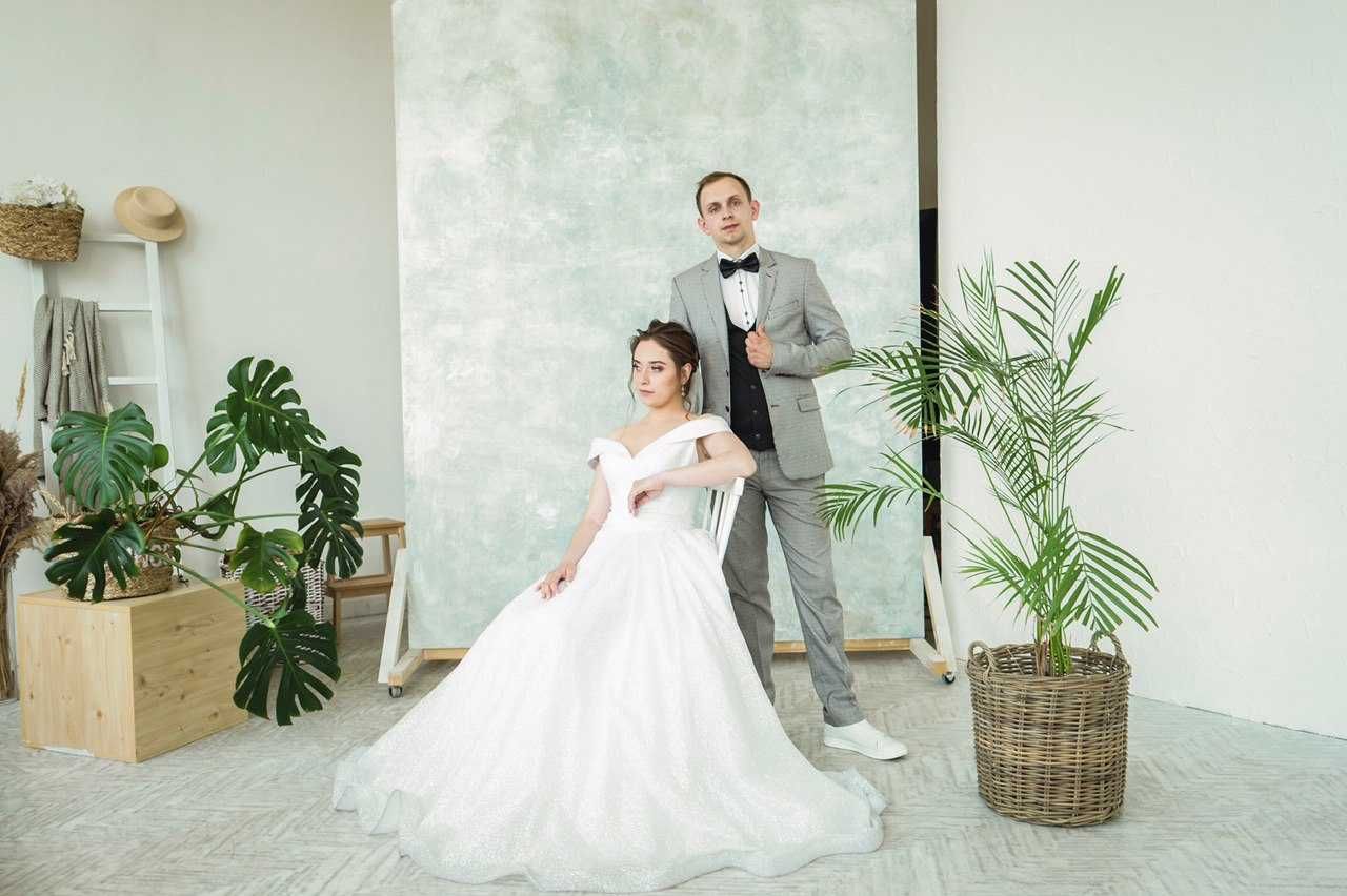 Весільна сукня білого кольору з блискітками