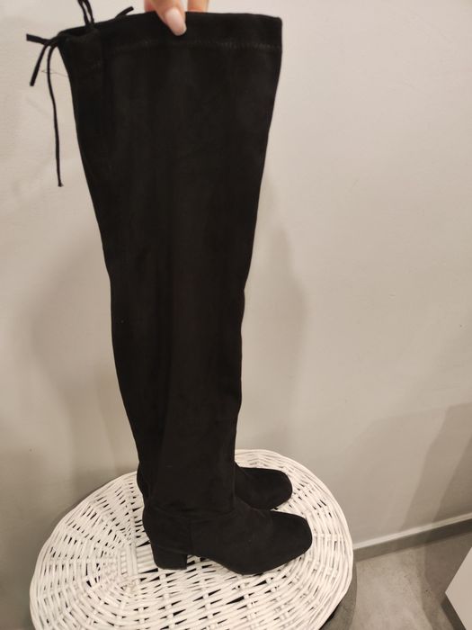 Długie kozaki na słupku