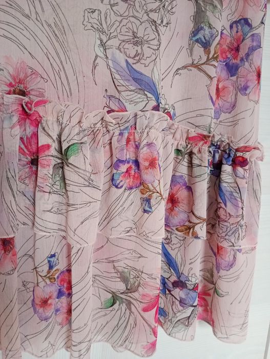 Śliczna sukienka wizytowa kwiatowy wzór pudrowy róż