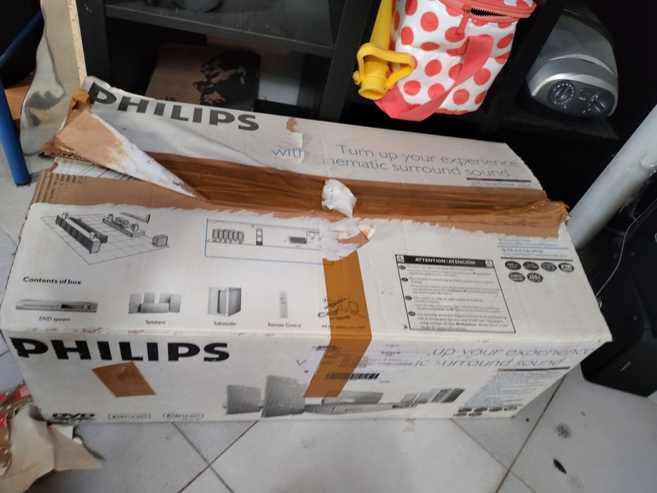 Aparelhagem Philips lê DVD/CD/radio. Subwoofer e 5 colunas